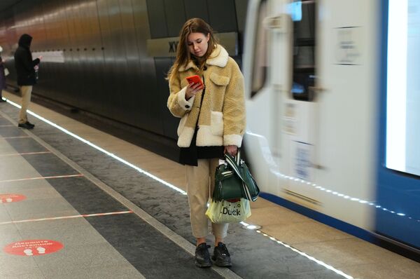 地下鉄ジュレビノ駅を利用する女性（モスクワ、15日） - Sputnik 日本