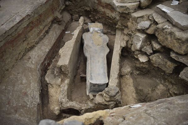 ノートルダム大聖堂の床から発見された14世紀のものとみられる墓（フランス・パリ、15日） - Sputnik 日本