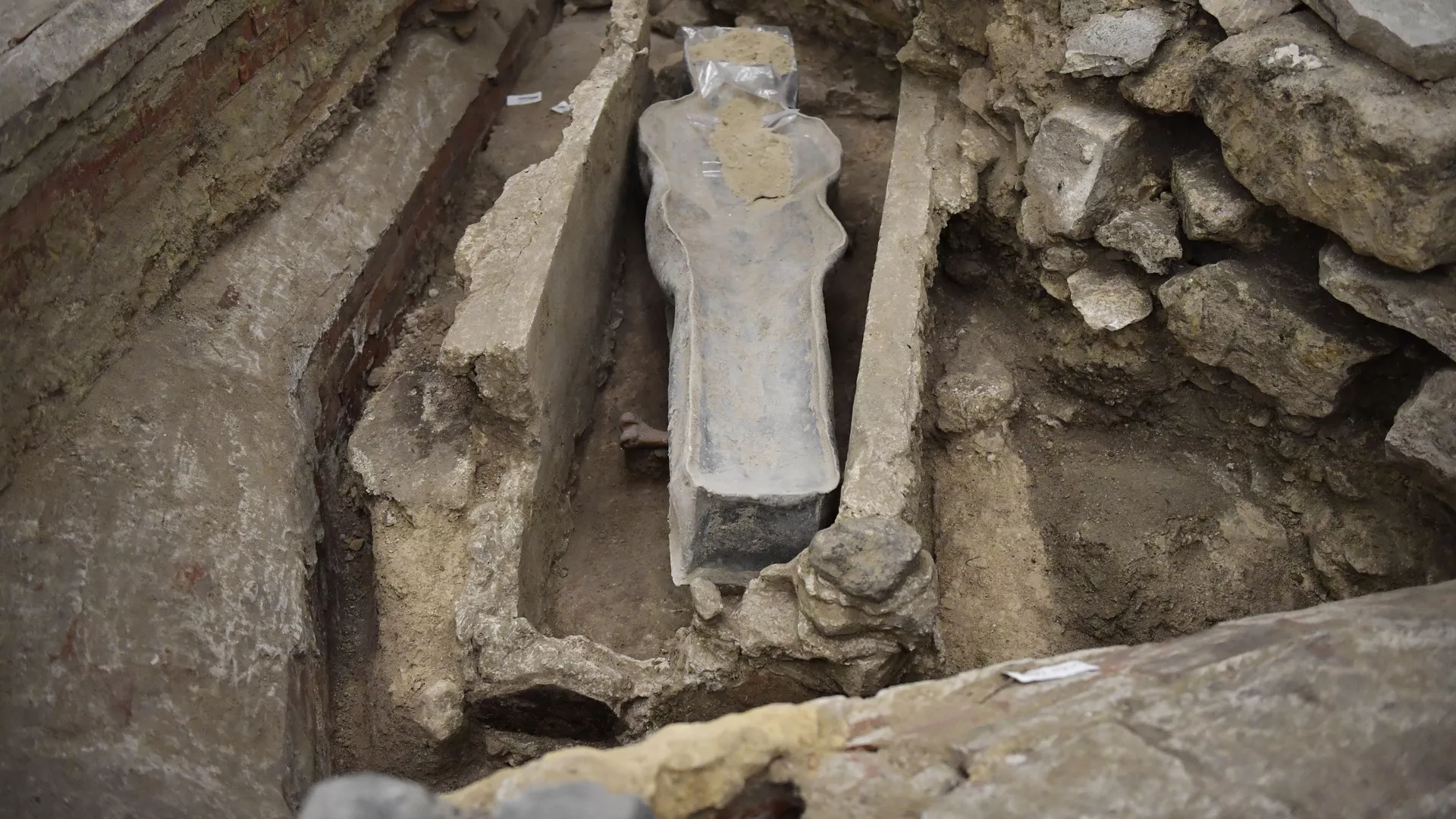 ノートルダム大聖堂の床から発見された14世紀のものとみられる墓（フランス・パリ、15日）
