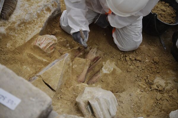 ノートルダム大聖堂の床から彫刻品を発掘する考古学者（フランス・パリ、15日） - Sputnik 日本