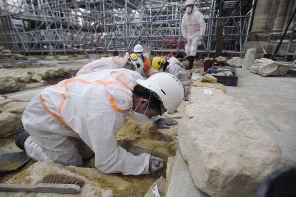 ノートルダム大聖堂の床で発掘作業をおこなう考古学者ら（フランス・パリ、15日） - Sputnik 日本