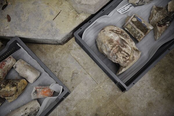 ノートルダム大聖堂の床から発掘された彫刻品（フランス・パリ） - Sputnik 日本