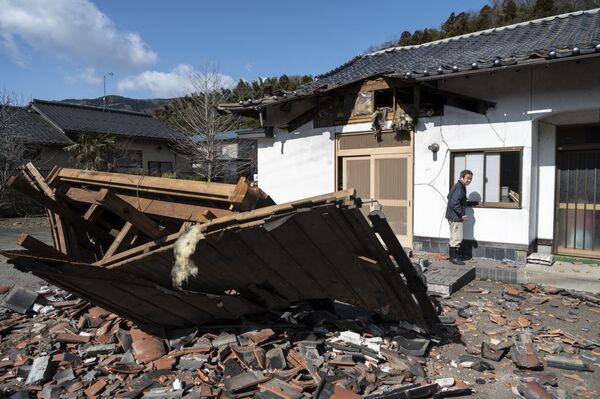 震度5強の地震で大きく破損した建物（宮城県白石市、17日） - Sputnik 日本