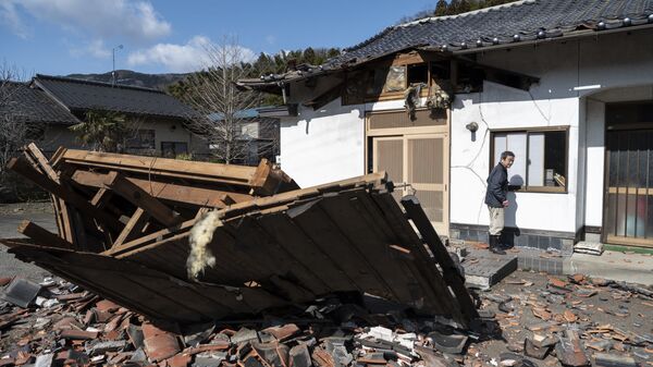 震度5強の地震で大きく破損した建物（宮城県白石市、18日） - Sputnik 日本