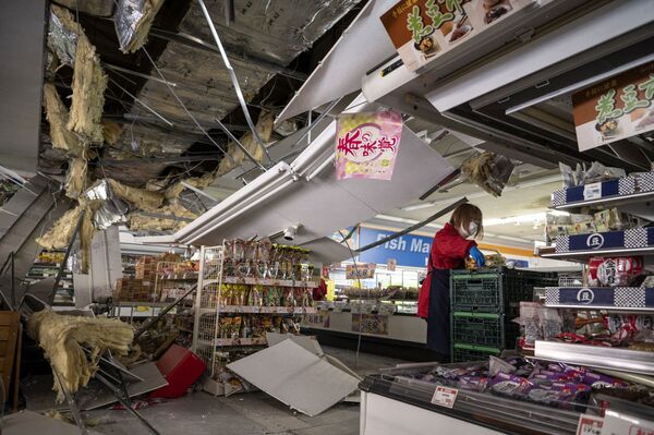 地震の被害を受けたスーパーマーケットで品出しをする従業員（宮城県白石市、17日） - Sputnik 日本