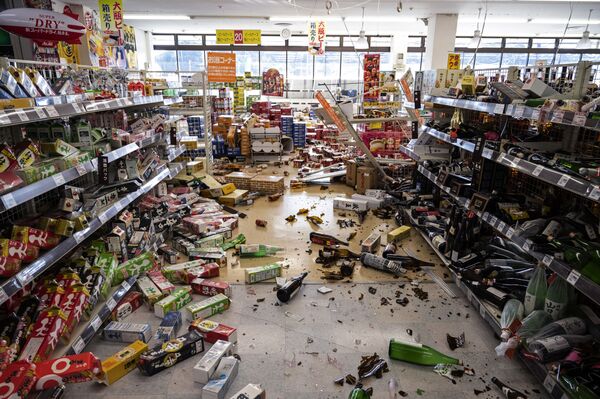 地震の影響で商品が散乱したスーパーマーケット（宮城県白石市、17日） - Sputnik 日本