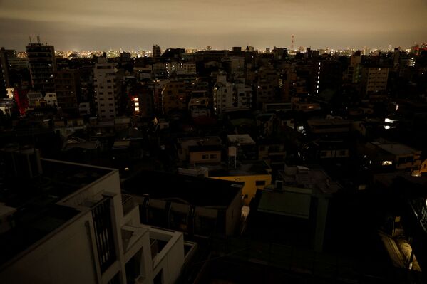 地震の影響で停電した街（東京都豊島区、16日） - Sputnik 日本