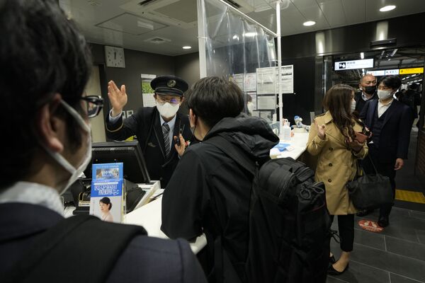 地震の影響で電車の運行が停止し、利用者への対応にあたる駅員（東京都、16日） - Sputnik 日本