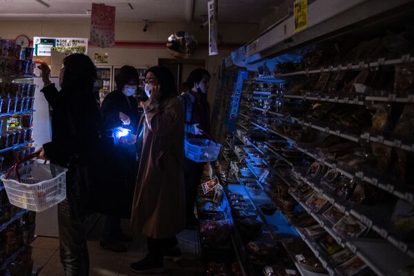 地震の影響で停電したコンビニエンスストアで買い物をする人々（東京都江東区、16日） - Sputnik 日本