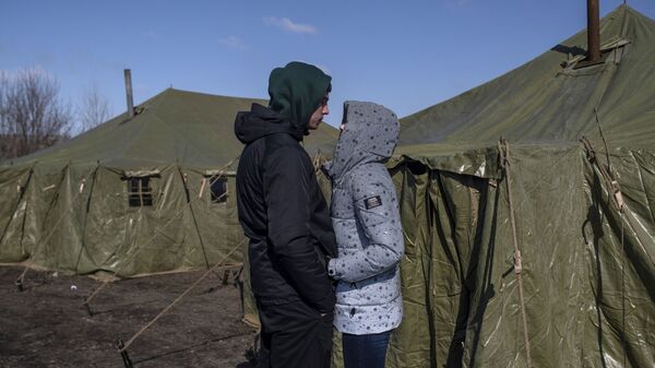 仮設テントの外に立つ男女（ルガンスク人民共和国・スタロベリスク、16日） - Sputnik 日本