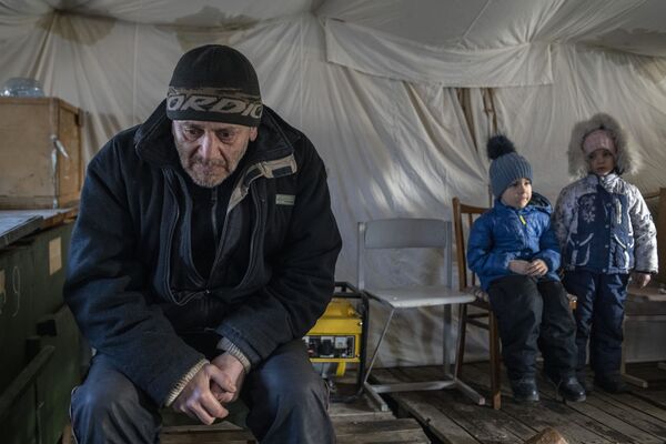 仮設テントに身を寄せる男性と子どもたち（ルガンスク人民共和国・スタロベリスク、16日） - Sputnik 日本