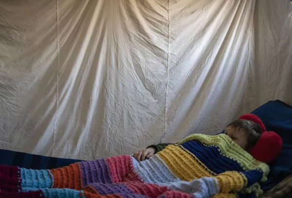 仮設テントで睡眠をとる少年(ルガンスク人民共和国・スタロベリスク、16日) 仮設テントで睡眠をとる少年(ルガンスク人民共和国・スタロベリスク、16日) - Sputnik 日本