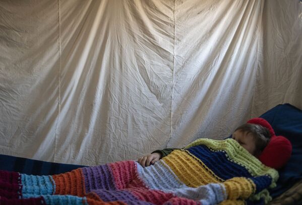 仮設テントで睡眠をとる少年（ルガンスク人民共和国・スタロベリスク、16日） - Sputnik 日本