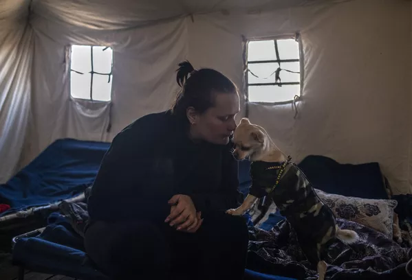 仮設テントで愛犬と一緒に暮らす女性(ルガンスク人民共和国・スタロベリスク、16日) 仮設テントで愛犬と一緒に暮らす女性(ルガンスク人民共和国・スタロベリスク、16日) - Sputnik 日本