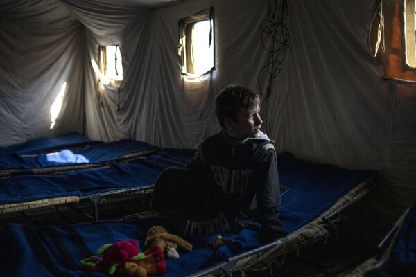 仮設テントに身を寄せる少年（ルガンスク人民共和国・スタロベリスク、16日） - Sputnik 日本