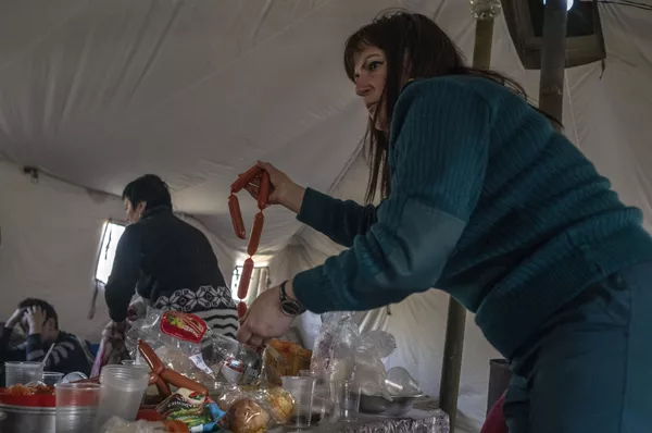 仮設テントで食事の準備をする女性(ルガンスク人民共和国・スタロベリスク、16日) 仮設テントで食事の準備をする女性(ルガンスク人民共和国・スタロベリスク、16日) - Sputnik 日本
