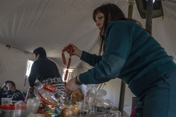 仮設テントで食事の準備をする女性（ルガンスク人民共和国・スタロベリスク、16日） - Sputnik 日本