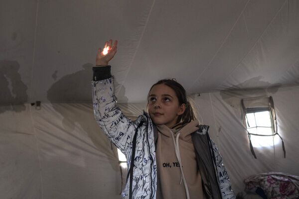 仮設テントに身を寄せる少女（ルガンスク人民共和国・スタロベリスク、16日） - Sputnik 日本