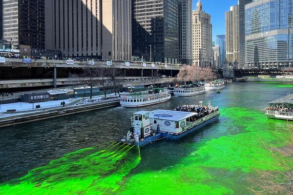 聖パトリックスの祝日を記念し、シカゴ川を緑に染めるはしけ船（米イリノイ州・シカゴ、12日） - Sputnik 日本