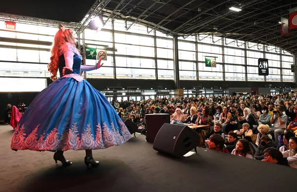 第31回パリ・マンガ&SFショーで行われたコスプレコンテストに出場する参加者(フランス・パリ、19日) 第31回パリ・マンガ&SFショーで行われたコスプレコンテストに出場する参加者(フランス・パリ、19日) - Sputnik 日本