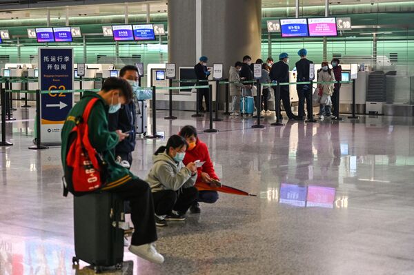 上海虹橋（ホンチャオ）国際空港のチェックインカウンターに集まった人々（中国・上海、21日） - Sputnik 日本