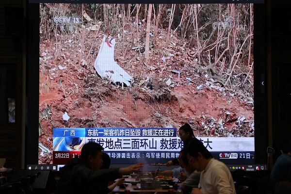 中国東方航空ボーイング737型機の墜落を報道するニュース（中国・北京、22日） - Sputnik 日本