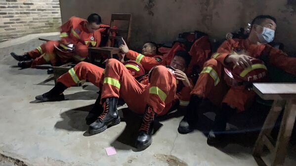 中国東方航空ボーイング737型機の墜落現場で休憩する救助隊員ら（中国・広西チワン族自治区梧州市近郊、21日） - Sputnik 日本