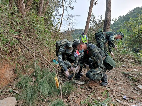 中国東方航空ボーイング737型機の墜落現場で作業をする人民武装警察部隊（中国・広西チワン族自治区梧州市近郊、21日） - Sputnik 日本