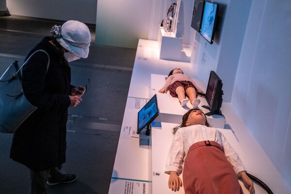 「きみとロボット展」で展示されている、テムザック社の小児患者型ロボット「Pedia_Roid（ペディアロイド）」と歯科患者型ロボット「DENTAROiD（デンタロイド）」（東京都江東区、22日） - Sputnik 日本