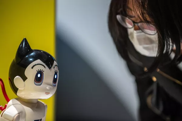 「きみとロボット展」で展示されている講談社、手塚プロダクション、NTTドコモ、富士ソフト、VAIOの5社が共同開発した「コミュニケーション・ロボットATOM」（東京都江東区、22日） - Sputnik 日本