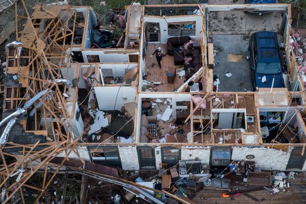 竜巻の被害を受けた住宅の中を歩く女性（米テキサス州・ラウンドロック、22日） - Sputnik 日本
