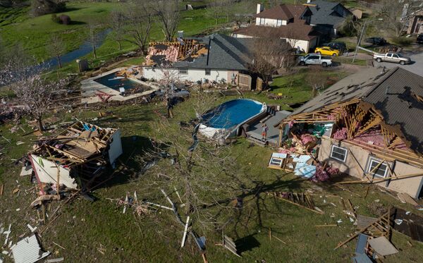 竜巻の被害を受けた住宅街に佇む男性（米テキサス州・ラウンドロック、22日） - Sputnik 日本