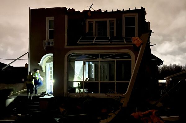 竜巻の被害を受けた住宅街に入る人々（米ルイジアナ州・ニューオーリンズ、22日） - Sputnik 日本