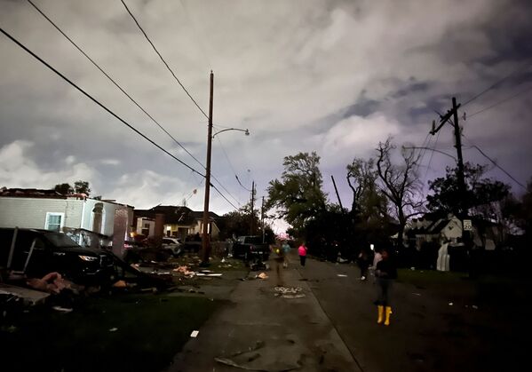 竜巻の被害を受けた住宅街に集まった人々（米ルイジアナ州・ニューオーリンズ、22日） - Sputnik 日本
