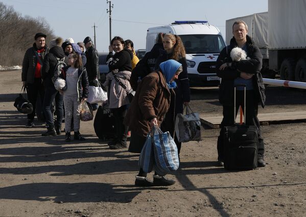 ハリコフから到着した避難民（ベルゴロド州・マリノフカ、23日） - Sputnik 日本