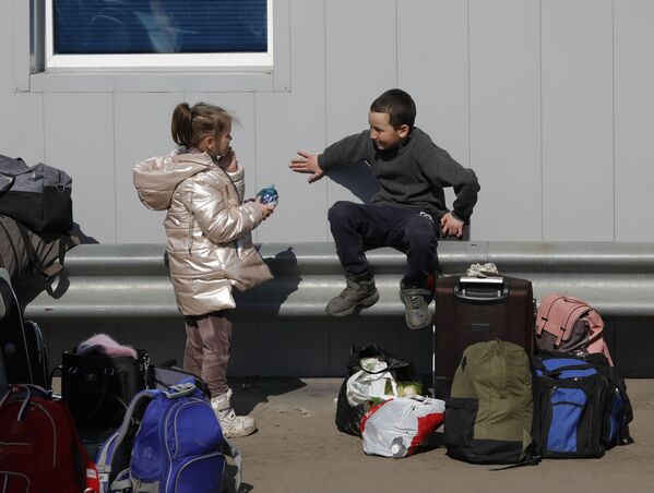 ハリコフから到着した子どもたち（ベルゴロド州・マリノフカ、23日） - Sputnik 日本