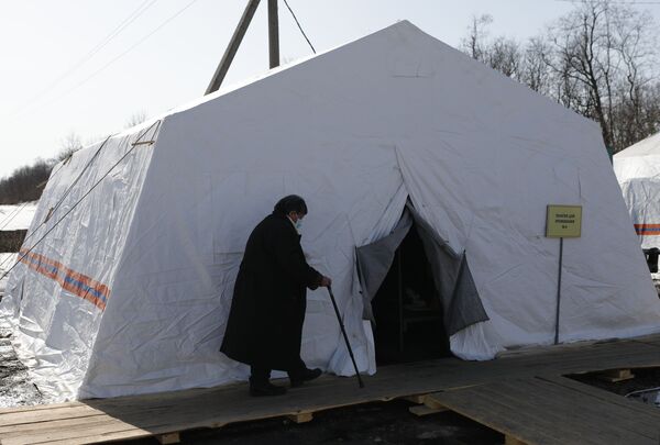 仮設の一時宿泊施設に入るハリコフからの避難民（ベルゴロド州・マリノフカ、23日） - Sputnik 日本