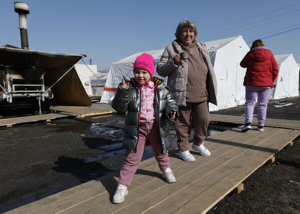 ハリコフから到着した避難民（ベルゴロド州・マリノフカ、23日） - Sputnik 日本