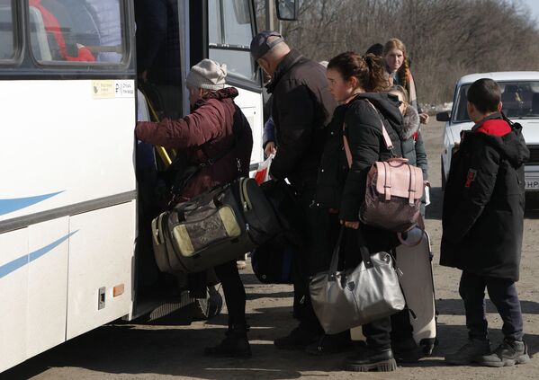バスに乗り込むハリコフからの避難民（ベルゴロド州・マリノフカ、23日） - Sputnik 日本