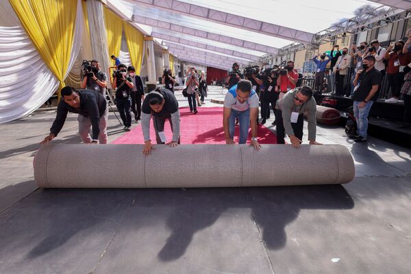ハリウッド大通りでレッドカーペット敷設する作業員ら（米カリフォルニア州・ロサンゼルス、23日） - Sputnik 日本