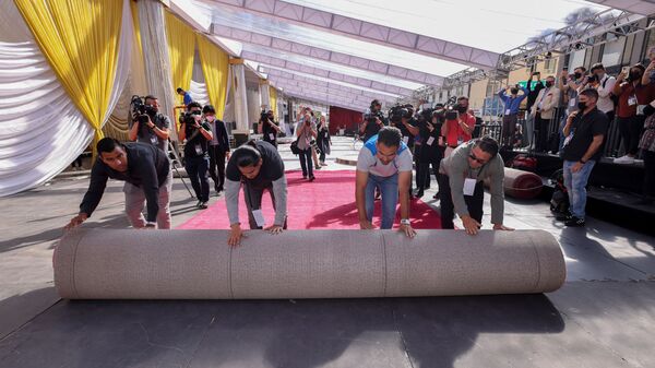 ハリウッド大通りでレッドカーペット敷設する作業員ら（米カリフォルニア州・ロサンゼルス、23日） - Sputnik 日本