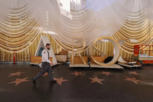 レッド カーペット敷設前のハリウッド大通りを歩く警備員(米カリフォルニア州・ロサンゼルス、23日) レッド カーペット敷設前のハリウッド大通りを歩く警備員(米カリフォルニア州・ロサンゼルス、23日) - Sputnik 日本