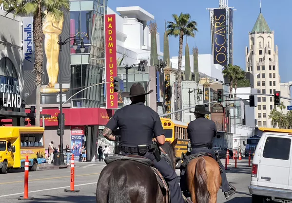 馬に乗ってハリウッド大通りをパトロールするロサンゼルス市警察(米カリフォルニア州・ロサンゼルス、23日) 馬に乗ってハリウッド大通りをパトロールするロサンゼルス市警察(米カリフォルニア州・ロサンゼルス、23日) - Sputnik 日本