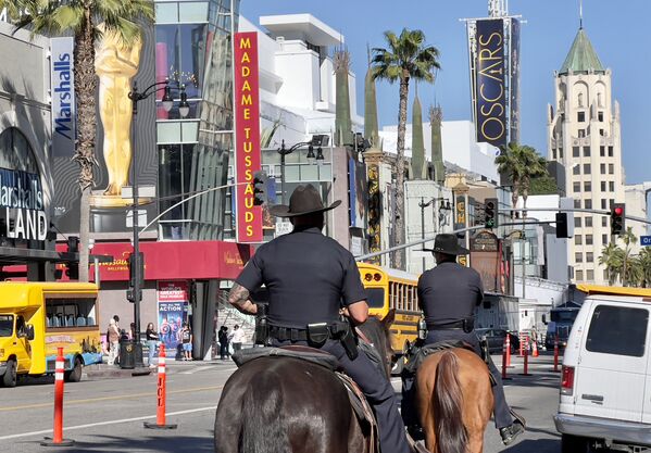 馬に乗ってハリウッド大通りをパトロールするロサンゼルス市警察（米カリフォルニア州・ロサンゼルス、23日） - Sputnik 日本