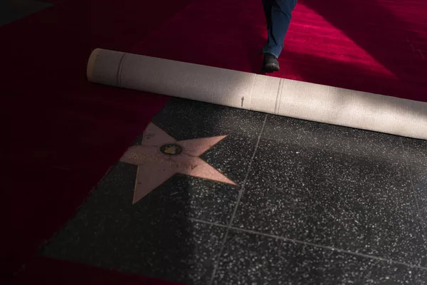 ハリウッド大通りでレッドカーペット敷設する作業員(米カリフォルニア州・ロサンゼルス、23日) ハリウッド大通りでレッドカーペット敷設する作業員(米カリフォルニア州・ロサンゼルス、23日) - Sputnik 日本