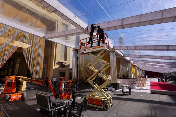 ハリウッド大通りにレッドカーペットの到着エリアを建設する作業員ら(米カリフォルニア州・ロサンゼルス、23日) ハリウッド大通りにレッドカーペットの到着エリアを建設する作業員ら(米カリフォルニア州・ロサンゼルス、23日) - Sputnik 日本