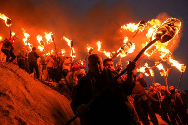 ペルシャ暦の元日「ノウルーズ」を祝い、松明を持って行進する人々（イラク・ドホーク、20日） - Sputnik 日本