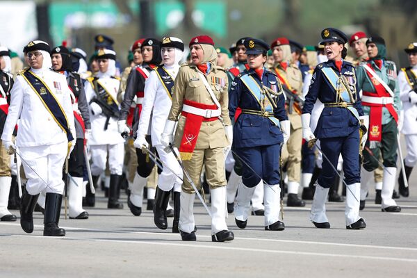 パキスタンデーを祝う軍事パレードで行進する女性たち（パキスタン・イスラマバード、23日） - Sputnik 日本