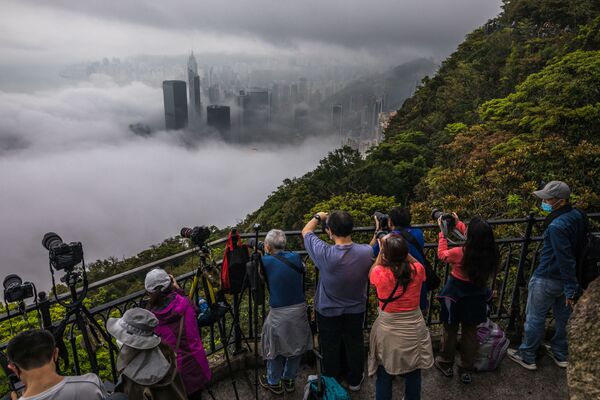 高台から写真撮影をする人々（香港、22日） - Sputnik 日本