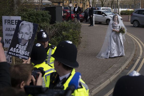 ベルマーシュ刑務所で行われた結婚式で、報道陣と支持者らの前にウェディングドレス姿で立つ「ウィキリークス」創設者ジュリアン・アサンジのパートナー、ステラ・モリスさん（英ロンドン、23日） - Sputnik 日本